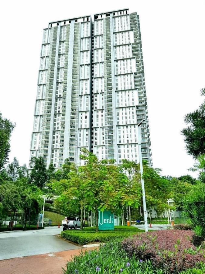 Cyberjaya & Verdi Nature 5 2 Pax Fully Air-con Pangsapuri